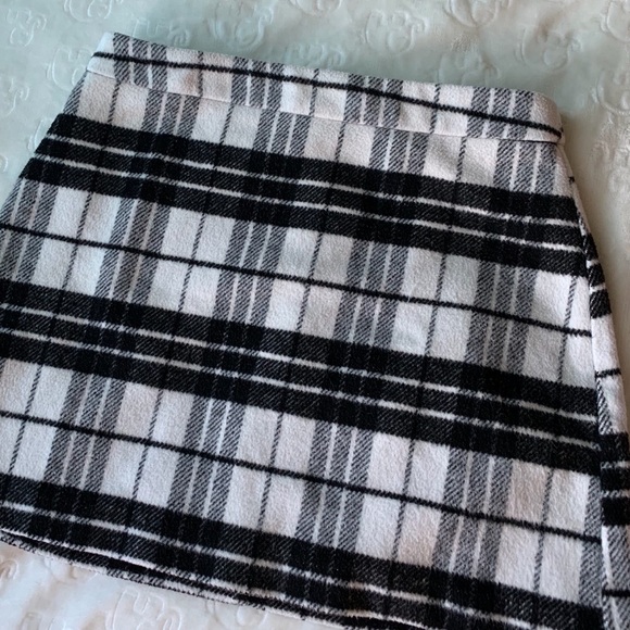 Short black and white plaid skirts - Picture 2 of 3